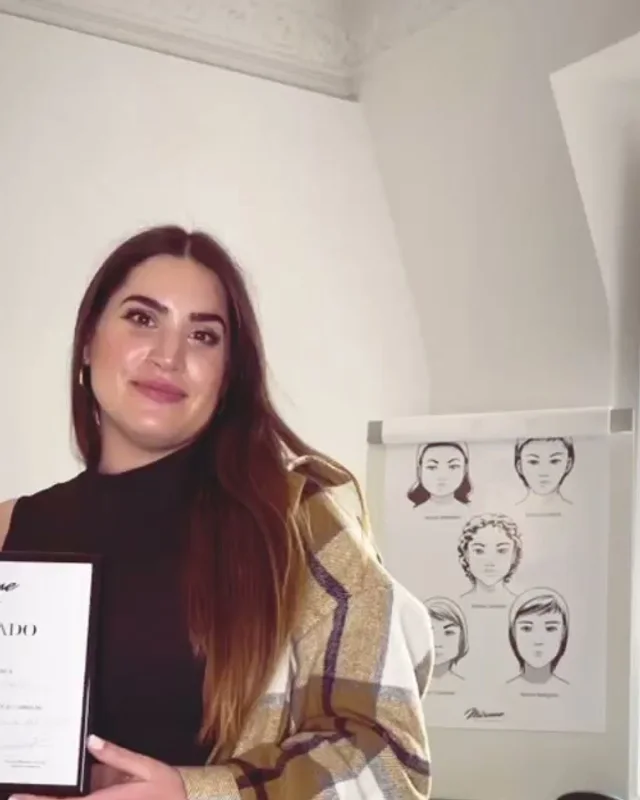Alumna de Mírame Academy con su certificado del curso de diseño de cejas