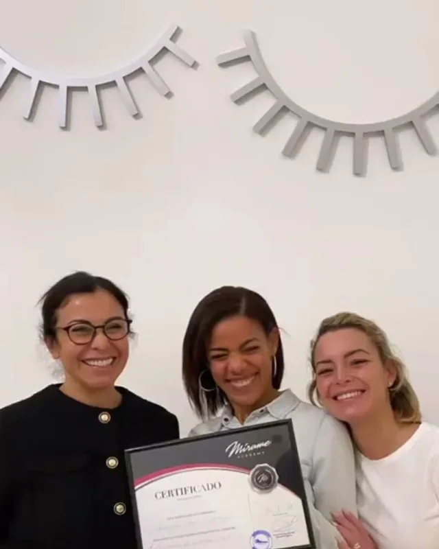 Tres alumnas de Mírame Academy con el certificado del curso de extensiones de pestañas