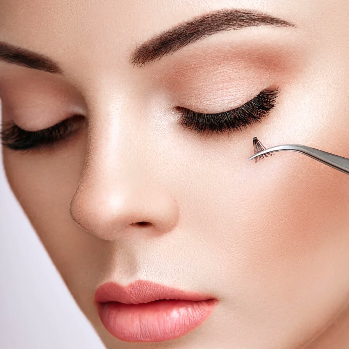 Mirada con extensiones de pestañas de volumen ruso — Mírame Academy